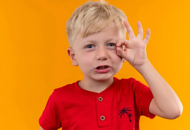 احمرار العين عند الأطفال: أسبابه وطرق علاج العين